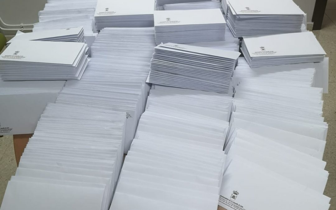 El Ayuntamiento lanza nuevas operativas frente al Covid-19, repartiendo mascarillas en cada buzón, instalando pantallas protectoras y recogiendo el material escolar de los alumnos