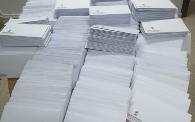 El Ayuntamiento lanza nuevas operativas frente al Covid-19, repartiendo mascarillas en cada buzón, instalando pantallas protectoras y recogiendo el material escolar de los alumnos